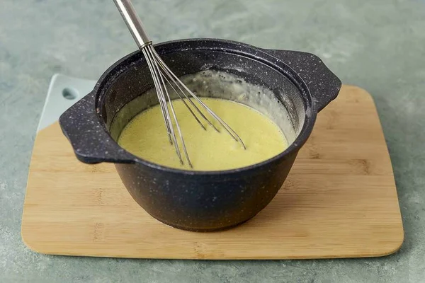 レモン汁 黄色の食品着色料 ココナッツミルク レモンゼストを追加します よく混ぜなさい 沸騰させる 絶えず攪拌 混合物が厚くなるまで 1分間煮る — ストック写真