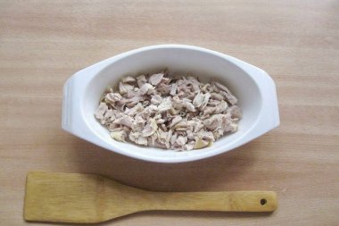 Her tabağa doğranmış sarımsak ekle.