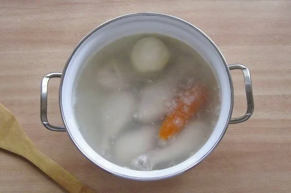 Bring to a boil, remove foam and reduce heat to low. Add carrots and onions. In a saucepan, open the lid a little to keep the boil to a minimum.