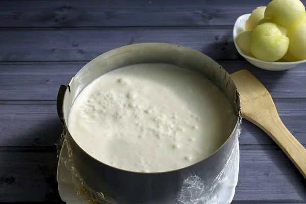 Das Mousse Die Form Gießen Den Kuchen Für Stunde Den — Stockfoto