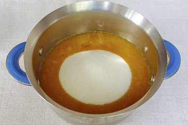 Şeker ekle ve ateşe ver. Ara sıra karıştır.