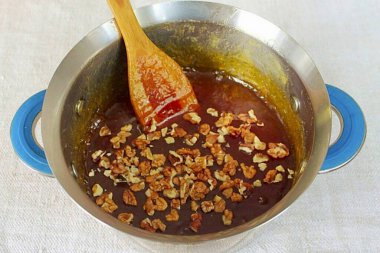 Pişmeden 10-15 dakika önce doğranmış ceviz ekleyin ve düşük ısıda pişirmeye devam edin..