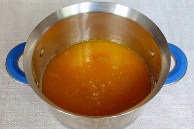 Bir tencereye hamurla meyve suyu dök ya da kalın bir tabağa..