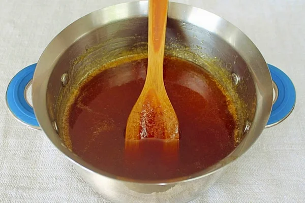 Reçeli en az bir saat düşük ısıda pişir. Kalın bir kıvam istiyorsan, bir buçuk saat yemek pişir..