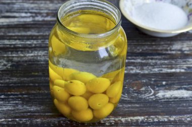 Kirazlı eriğin üzerine kaynar su dök ve 15-20 dakikalığına ayrıl..