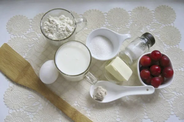 Preparar Todos Los Ingredientes Necesarios Para Hacer Pastel Ciruela Cereza —  Fotos de Stock