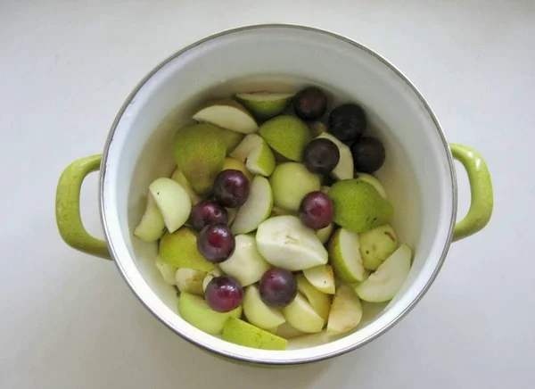 Kirschpflaumen Waschen Und Äpfeln Und Birnen Die Pfanne Geben — Stockfoto