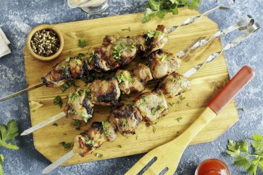 Barbekü yap ve sürecin tadını çıkar! Kebap çok sulu ve lezzetli oluyor. Salamuranın içeriği de oldukça ucuza geliyor. Tam mevsimi, kesinlikle denemelisin! Tercihen bu kebabı soğan, sebze, sebze turşusuyla servis et.