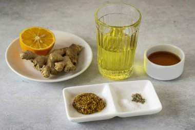 Mayonezsiz salata sosu yapmak için gerekli tüm malzemeleri hazırlayın..