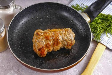 Eti tuz ve karabiberle ovala. Kızartma tavasında sıcak sebze yağı, tercihen soğuk sıkılmış zeytinyağı. Etleri yüksek ısıda her taraftan kızart ki et suyu hemen içeri mühürlesin. Bu 5-8 dakikanı alır.