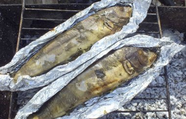 Zaman geçtikten sonra balığın hazır olup olmadığını kontrol et. Fazla kurulama. Folyo kolaylıkla balıklardan uzaklaşmalı..