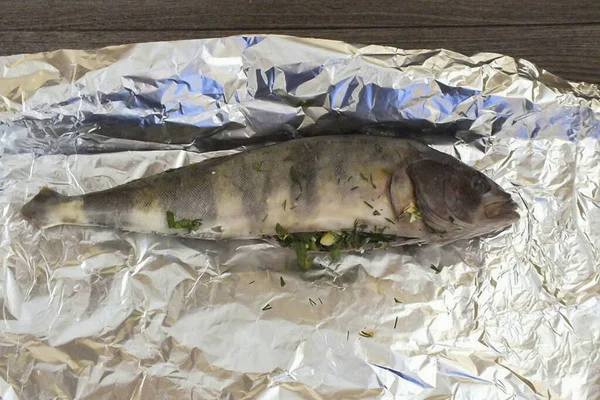 Tempatkan Setiap Ikan Pada Lembaran Foil — Stok Foto