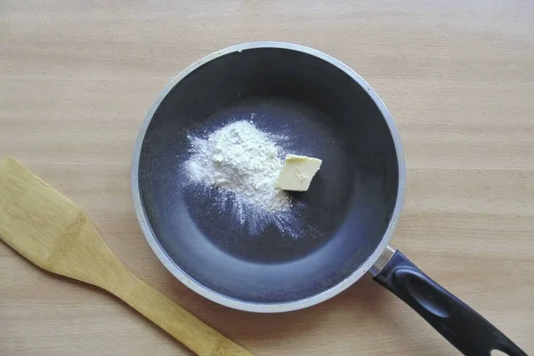 Prepare Molho Leite Coloque Pedaço Manteiga Farinha Uma Frigideira Derreta — Fotografia de Stock