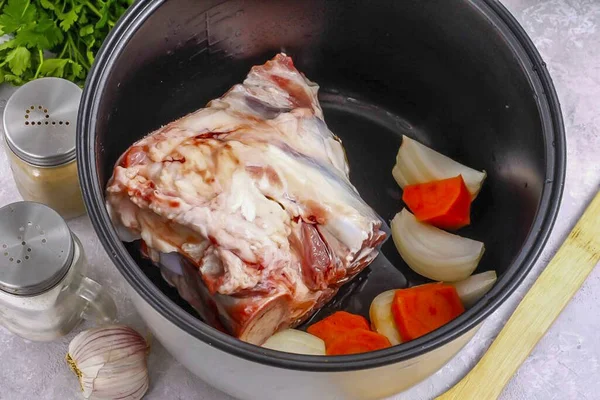 Coloque Carne Tigela Multifogão Adicione Vegetais Descascados Eles Complementarão Caldo — Fotografia de Stock