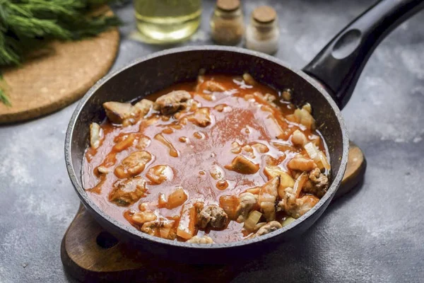 Vierta Salsa Sobre Carne Cocine Fuego Lento Cubierto Durante Minutos — Foto de Stock