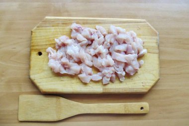 Tavuk filetosunu ince ince doğra..