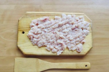 O zaman geniş bir bıçakla doğra..