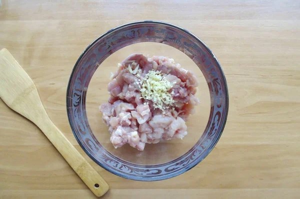 Tadına tuz ve karabiber ekleyin..