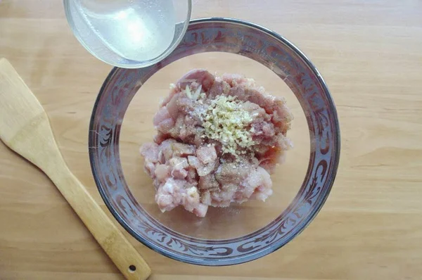 Yavaş yavaş tavuk suyu ekle..