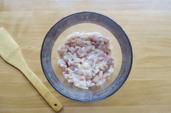 Eti iyice karıştır. En az 3-4 saat ya da daha iyi bir gece için jimnastik filmi ve soğutucuyla kaplayın..