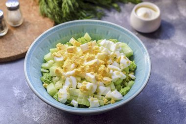 Haşlanmış tavuk yumurtasını soy ve doğra, salataya ekle..
