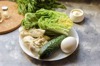 Samuray salatası yapmak için gerekli tüm malzemeleri hazırlayın..