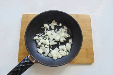 Soğanları ince ince doğra ve tavaya koy..