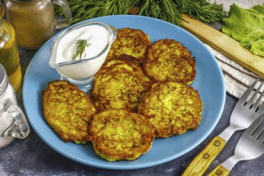 Kabak köftelerini bir tabağa koy ve ekşi krema ya da istediğin herhangi bir sosla birlikte sıcak servis et. Bu yemek pişmiş ya da haşlanmış et, tavuk, ekşi kremalı balık, mayonez ya da sos olarak servis edilebilir. Kabaklı pirzolalar...