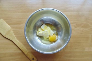 Yumurtayı tereyağına bir kasede ekle..