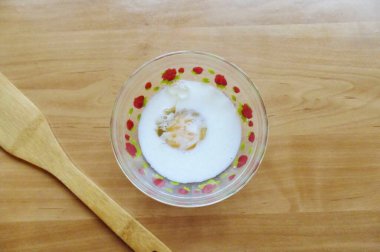 Yumurta ve kremayı bir kasede birleştir. Karışımı salla.