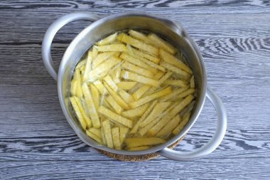 Sebzeleri depoya transfer et. Ateşe verin. Kaynattıktan sonra, 20 dakika boyunca ortalama sıcaklıkta kaynadı..