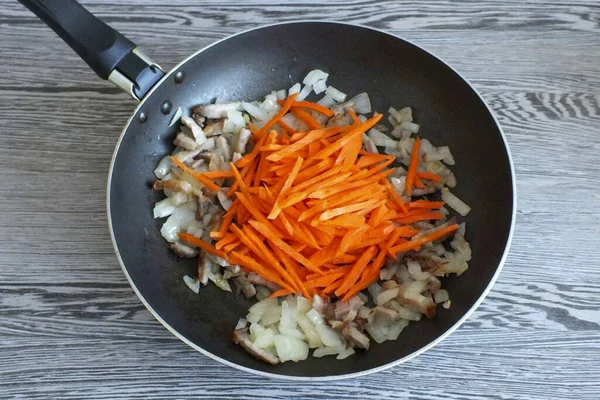 Snijd Wortelen Dunne Reepjes Voeg Toe Aan Gebakken Reuzel Roer — Stockfoto