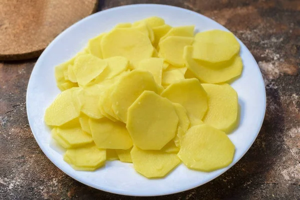 Очистити Вимити Картоплю Висушити Після Цього Розріжте Картоплю Найтонші Шматочки — стокове фото