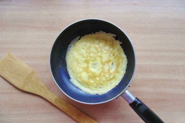 Yumurtayı mayonez ve tuzla omlet gibi çırp ve sebze yağıyla yağlanmış kızgın bir tavaya dök. Her iki tarafta omleti kızart. Aynısını ikinci yumurtaya da yap..