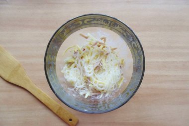 Tuz, biber ve salatayı kasede karıştır..