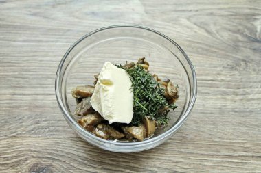 Mantar kasesine yumuşak tereyağı ve dereotu ekle. Her şeyi karıştır, gerekirse tuz..