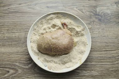 Onları yine ekmek kırıntılarına ekleyin..