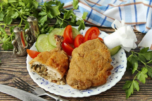 Folyo kaplı bir tabağa koyup dondurursanız her zaman pirzola stokunuz olur. Kiev pirzolasını seven herkes bu tarifi beğenecek. Ne de olsa birbirlerine çok benziyorlar. Tek farkları ana hatlarının onu doldurması.