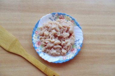 Tavuk filetosunu ince ince doğra. Tabağa koy.