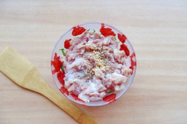 Doğranmış tavuk ve but etini bir kaseye koy. Tuz ve biberli mevsim. Doğranmış sarımsak ekle. Sarımsak tozu aldım..