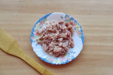 Tavuk butlarından deriyi ve kemiği alın ve ince ince doğrayın..