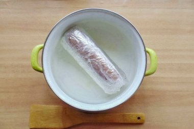 Bir tencereye su dökün ve doğranmış tavuğu bir somun ekmek şeklinde yerleştirin. Suyu kaynat ve az ısıda 40-45 dakika pişir..