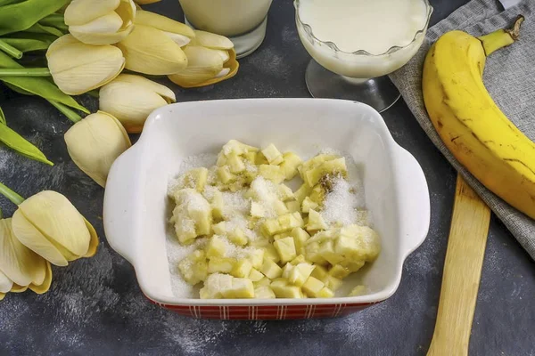 Sbucciare Banana Tagliarla Fette Mettere Alcune Fette Parte Decorazione Ricorda — Foto Stock