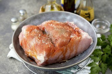 Filetoyu derin bir kaseye aktarın, tadı için et, tuz ve biber çeşnisi ekleyin, sebze yağı, sirke ve soya sosu ekleyin..