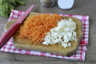 Sebzeleri soy, soğanı doğra ve havuçları rendele..