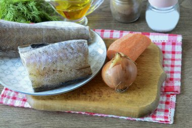 Pollock 'u kızartma tavasında pişirmek için gerekli tüm malzemeleri hazırlayın..