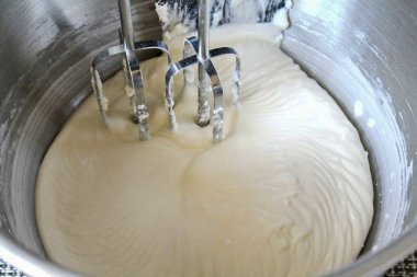 Temiz bir blender kasesine krema ve krema koy. Pofuduk olana kadar her şeyi orta hızda yen. Ama sakın sözümü kesme, yoksa yağ alırsın..