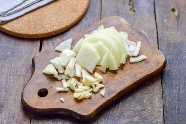 Soğan ve sarımsağı soy, durula ve kurula. Soğanla sarımsağı ince ince doğra..