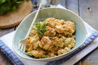 Bu yulaf lapası öğle ya da akşam yemeği için mükemmel. Tadı pilav gibi ama sadece yulaf ezmesinden. Bu tasarımda yulaf lapasını çok seviyorum ve tüm akrabalarım tarifi şerefli bir şekilde takdir etti. Sebze ya da otlarla yulaf lapası servis edebilirsin. Afiyet olsun.!