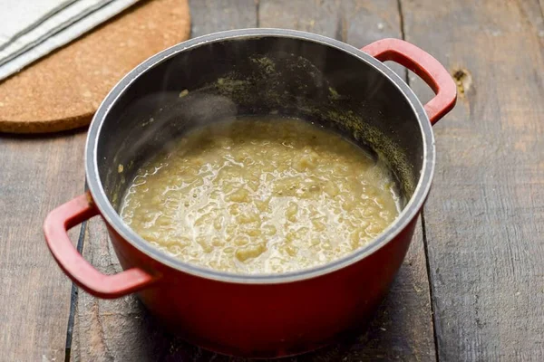 Una Casseruola Portare Acqua Ebollizione Condire Con Sale Farina Avena — Foto Stock